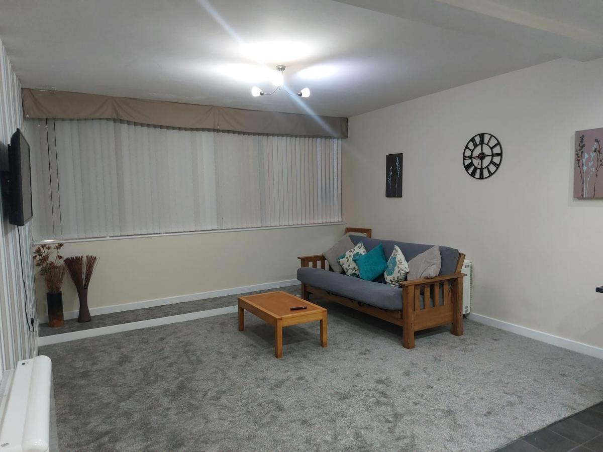 2 Large Bedroom Apartment- Wifi & Parking Fleetwood Exterior photo