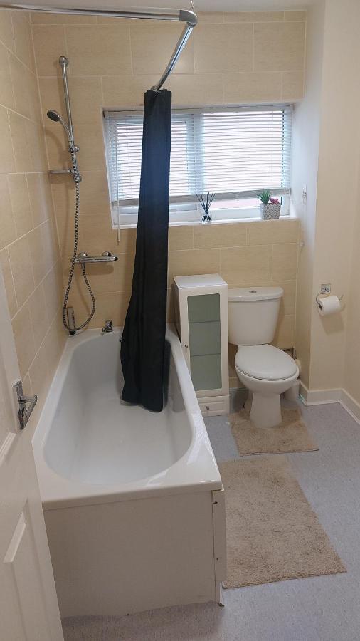 2 Large Bedroom Apartment- Wifi & Parking Fleetwood Exterior photo