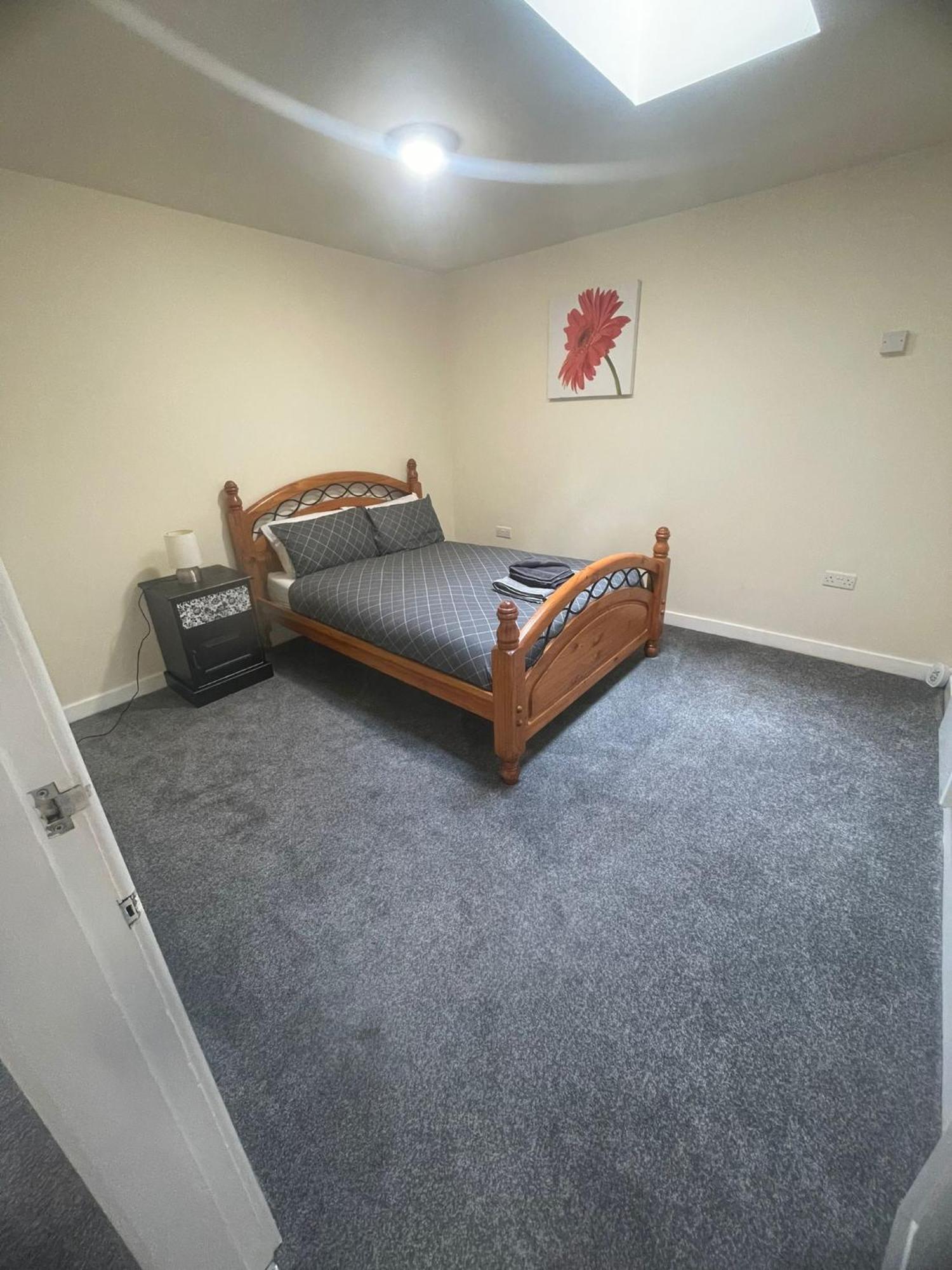 2 Large Bedroom Apartment- Wifi & Parking Fleetwood Exterior photo